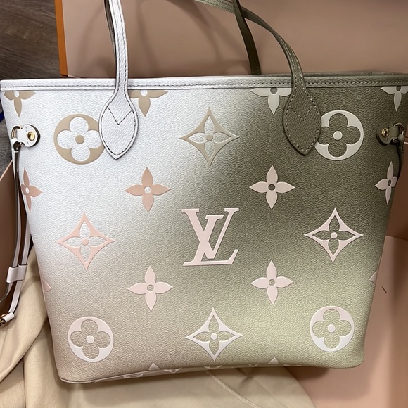 Louis Vuitton - Picture 6 of 7
